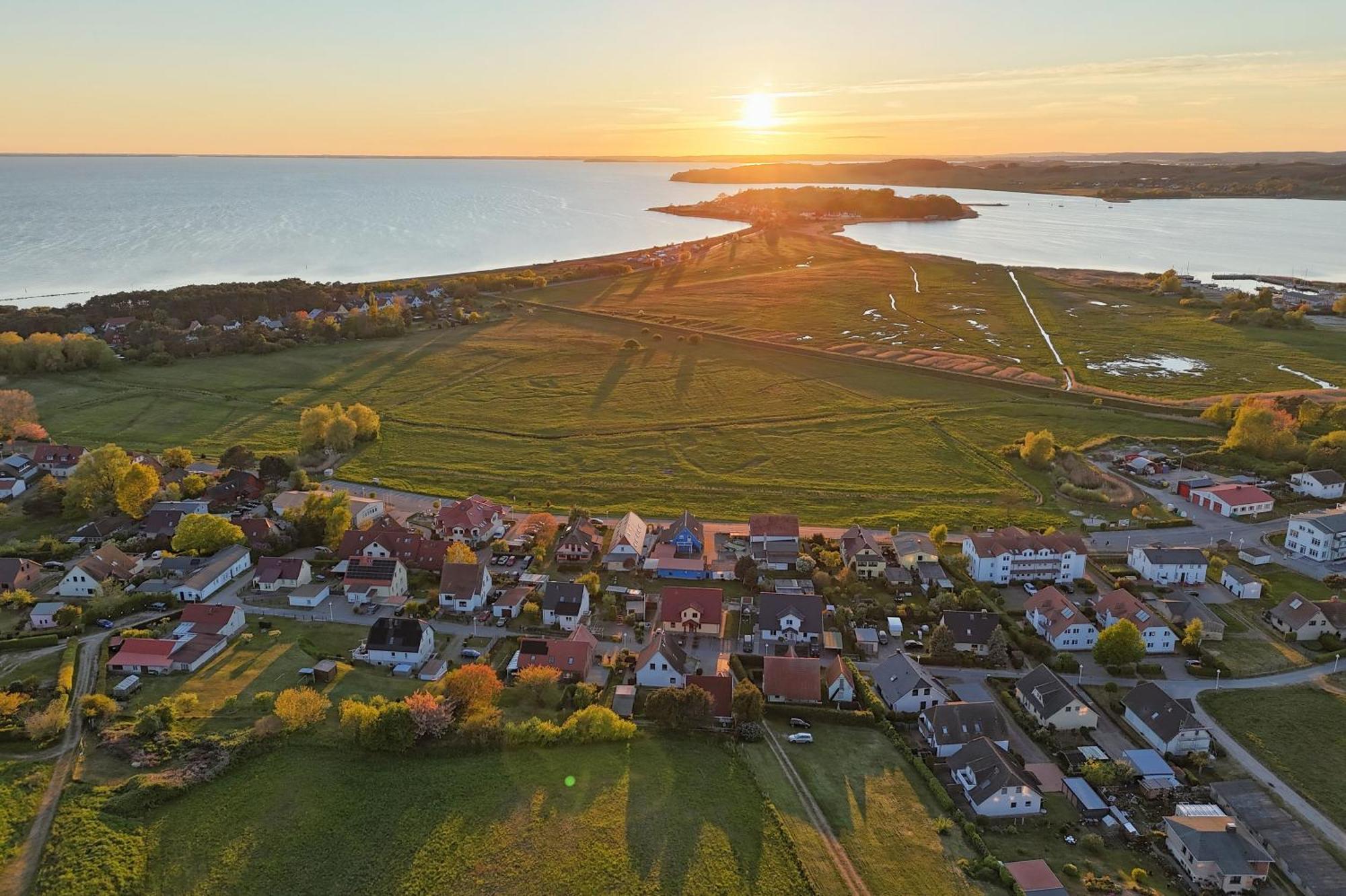 Schicke Fewo Mit Terrasse, Gratis Nutzung Vom Ahoi Erlebnisbad Und Sauna In Sellin - Haus De Niege Wech Fewo 02 ธีโซว์ ภายนอก รูปภาพ